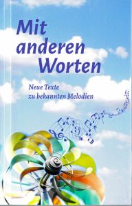 Das Liederbuch "Mit anderen Worten" enthält 72 neue Texte zu bekannten Melodien sowie spirituelle Impulse.