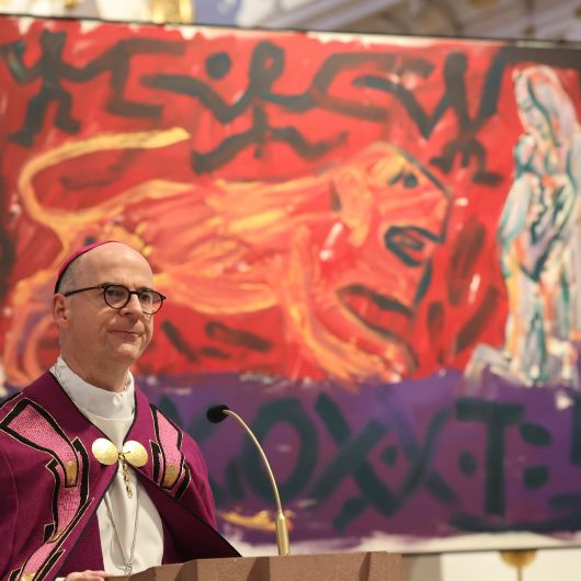 Bischof Dr. Franz Jung ging in seiner Predigt auf das Gemälde "Colsseum" (im Hintergrund) von A. R. Penck ein. 