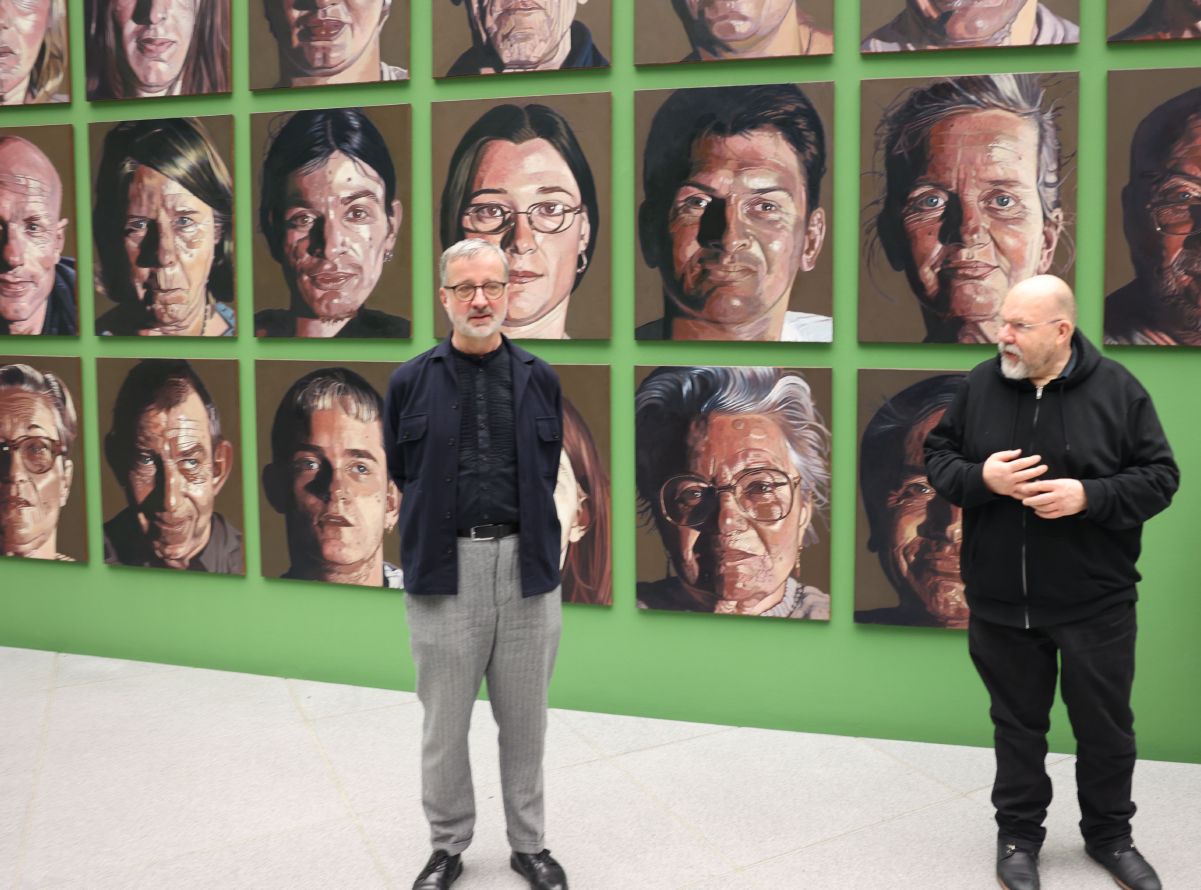 Dr. Jürgen Emmert, Leiter der Abteilung Kunst, und sein Stellvertreter Dr. Wolfgang Schneider (rechts), erläuterten für die Presse die Neuerungen des Museums am Dom.