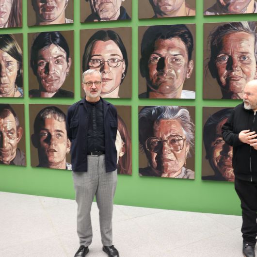 Dr. Jürgen Emmert, Leiter der Abteilung Kunst, und sein Stellvertreter Dr. Wolfgang Schneider (rechts), erläuterten für die Presse die Neuerungen des Museums am Dom.