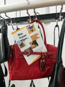 Die Aktionsreihe endet mit einem Taschenflohmarkt unter dem Motto „Was Frauen alles tragen – Taschen, Rucksäcke…, aber auch mehr!“. Der Erlös ist für Projekte in der Würzburger Partnerdiözese Mbinga sowie der Würzburger Partnerstadt Mwanza bestimmt.