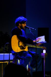 Der Songwriter Samuel Harfst begeisterte mit einem Livekonzert in der Jugendkirche Würzburg.