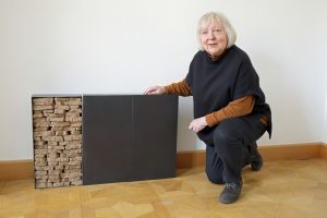 Ihr Objekt "Triptychon von 2004" übergab die Bildhauerin Madeleine Dietz an die Stiftung Kunstsammlung der Diözese Würzburg. 