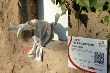 Der Kreuzweg im Garten des Jugendhauses Sankt Kilian in Miltenberg: An der sechsten Station mit dem Titel "Helfen wo Hilfe benötigt wird" reicht eine Hand ein Tuch.
