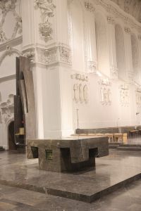 Am Ende der Messe übertrugen Bischof Jung und Mitglieder des Domkapitels das Allerheiligste in die Schönbornkapelle. Schmuck, Kerzen und Decken wurden vom Altar entfernt. Der Tabernakel blieb offen und leer.