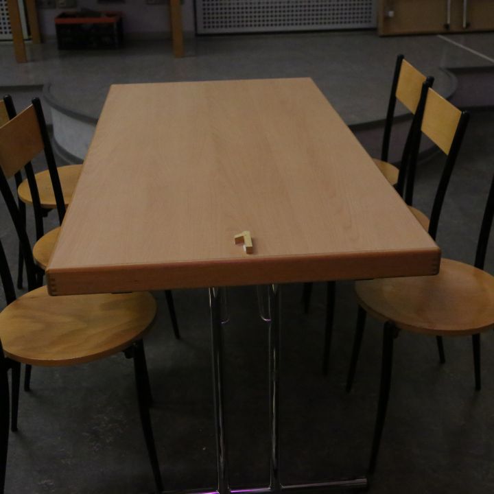So sehen die Tische im Dunkelcafé aus, wenn das Licht noch an ist. Vorne sind Zahlen aus Holz, damit die Teamer die Tische finden.