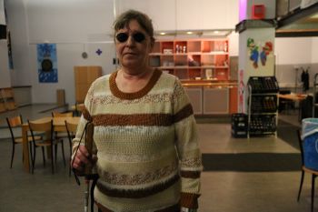 Jutta Neddermeyer (66) hilft seit vielen Jahren in der Projektwoche im Dunkelcafé mit.