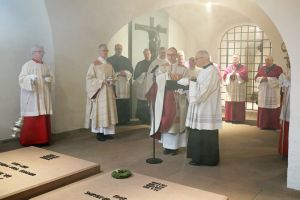 Bei der abschließenden Statio in der Krypta des Kiliansdoms sprach Bischof Dr. Franz Jung den Segen über das Grab von Bischof Dr. Paul-Werner Scheele.