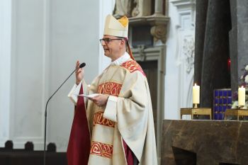 "Wir sind eine Kirche mit vielen Gesichtern weltweit", betonte Bischof Dr. Franz Jung in seiner Predigt. 