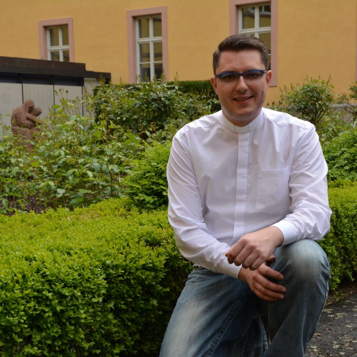 Tommy Reißig aus Schwallungen, hier zu sehen im Innenhof des Priesterseminars Würzburg, wird am 27. Mai 2023 zum Priester geweiht. 