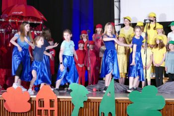 Mit Begeisterung führten der Kinder- und Jugendchor der Aschaffenburger Pfarreiengemeinschaft "Am Schönbusch" das Musical "Vierfarbenland" auf.
