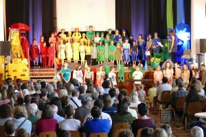 Mit Begeisterung führten der Kinder- und Jugendchor der Aschaffenburger Pfarreiengemeinschaft "Am Schönbusch" das Musical "Vierfarbenland" auf.