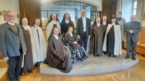 Bischof Dr. Franz Jung (6. von rechts) besuchte das Karmelitinnenkloster in Rödelmaier und feierte gemeinsam mit den Schwestern sowie Domkapitular Thomas Keßler (links) und Prälat Bernold Rauch (rechts) eine heilige Messe. 
