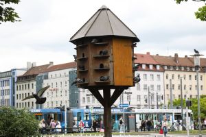Mit Hilfe von Taubenhäuser und -türmen, wie beispielsweise hier am Würzburger Busbahnhof, versucht die Stadt, die Taubenpopulation in den Griff zu bekommen.