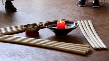 Aikidō ist eine betont defensive moderne japanische Kampfsportart. Wie man die stabile Körperhaltung mit dem Holzschwert „Bokken“ mit Meditation und Bewegung in Einklang bringt, erfahren Interessierte bei einem Kurs auf Schloss Hirschberg bei Beilngries.