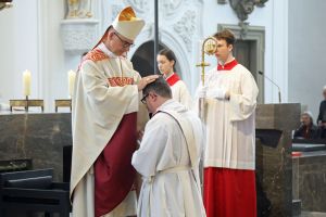 Bischof Dr. Franz Jung legt Tommy Reißig bei der Priesterweihe im Kiliansdom die Hände auf.