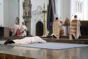 Bei der Anrufung der Heiligen lag der Weihekandidat ausgestreckt vor dem Altar.