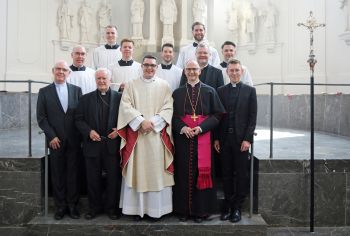 Nach dem Gottesdienst stellte sich Bischof Jung mit dem Neupriester, den Verantwortlichen des Priesterseminars sowie den Seminaristen zum Erinnerungsfoto.