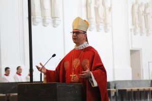 Bischof Dr. Franz Jung feierte am Pfingstsonntag, 28. Mai, einen Pontifikalgottessdienst im Kiliansdom.