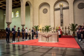 Bei der Schulfirmung am Egbert-Gymnasium Münsterschwarzach (EGM) hat Abt Michael Reepen 19 Schülerinnen und Schüler der zehnten Jahrgangsstufen gefirmt. 