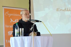 Benediktinerpater Deocar Engelhard sprach beim Begegnungstag in Stadtlauringen über den Umgang mit schwierigen Zeiten im Leben.