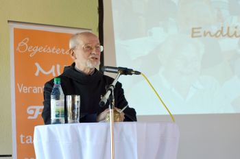 Benediktinerpater Deocar Engelhard sprach beim Begegnungstag in Stadtlauringen über den Umgang mit schwierigen Zeiten im Leben.