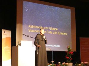 Benediktinerpater Christoph Gerhard führte beim Begegnungstag in Elsenfeld das Publikum ins All.