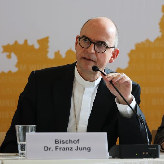 Wichtige Entscheidungen wie das Projekt der Sozialraumorientierung vermittelte Bischof Dr. Franz Jung unter anderem bei den Pressekonferenzen zum Jahresauftakt. Das Foto entstand bei der Pressekonferenz im Februar 2022.