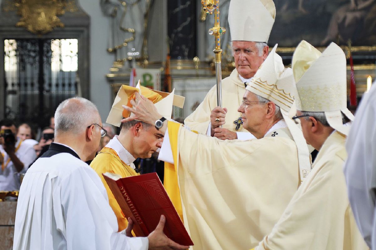 Vor fünf Jahren, am 10. Juni 2018, wurde Dr. Franz Jung im Kiliansdom zum Bischof geweiht und als 89. Bischof von Würzburg eingeführt. Erzbischof Dr. Ludwig Schick setzte ihm die Mitra auf.