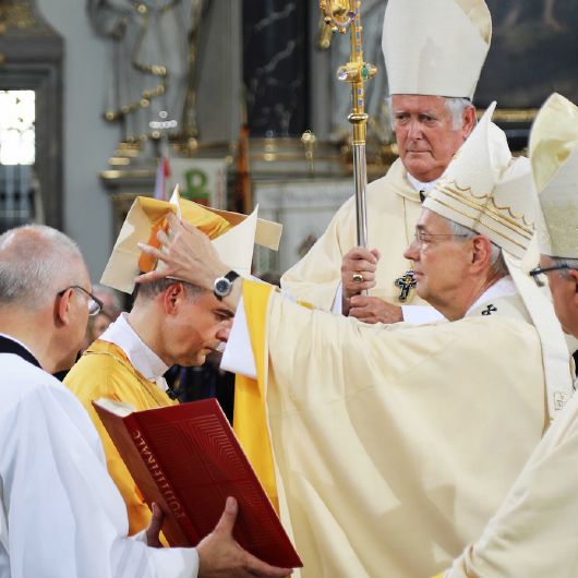 Vor fünf Jahren, am 10. Juni 2018, wurde Dr. Franz Jung im Kiliansdom zum Bischof geweiht und als 89. Bischof von Würzburg eingeführt. Erzbischof Dr. Ludwig Schick setzte ihm die Mitra auf.