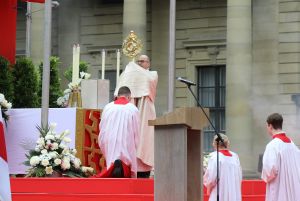 Bischof Dr. Franz Jung erteilt an der Residenz den eucharistischen Segen mit der Monstranz