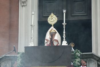 Auf den Stufen des Würzburger Neumünsters erteilte Bischof Dr. Franz Jung zum Abschluss der Fronleichnamsprozession den Eucharistischen Segen.