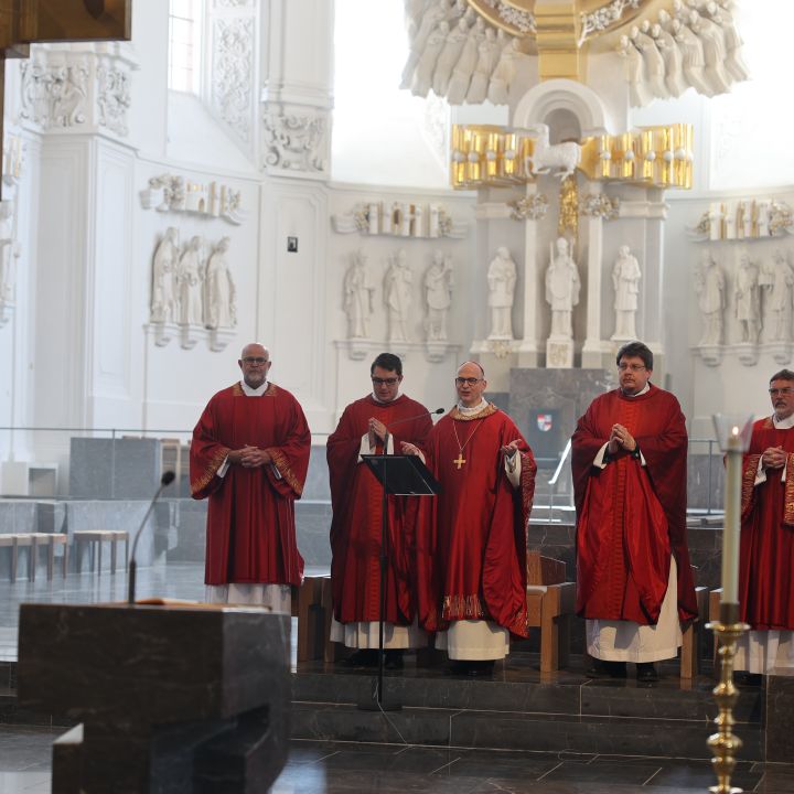 Bischof Dr. Franz Jung hat am Dienstagvormittag, 4. Juli, einen Kiliani-Gottesdienst für Wallfahrer aus der Region Aschaffenburg sowie für die Pfarrhausfrauen gefeiert. Eine Begegnung auf dem Kiliansplatz schloss sich an. 