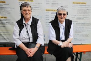 Schwester Margit Herold (links) und Schwester Veridiana Dürr von den Oberzeller Franziskanerinnen.