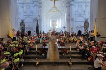 Rund 750 Kinder aus etwa 40 Kindertageseinrichtungen in Stadt und Landkreis Würzburg haben an der Kiliani-Wallfahrt für Kindergärten am Freitag, 7. Juli, teilgenommen. Bischof Dr. Franz Jung zog mit den Kindern und ihren Betreuerinnen und Betreuern von Sankt Burkard zum Kiliansdom und feierte mit ihnen Gottesdienst. 