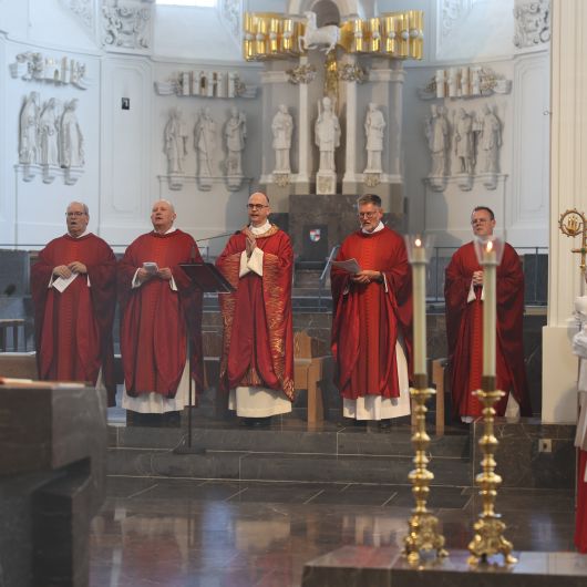 Für die Verantwortlichen in Schule und Erziehung hat Bischof Dr. Franz Jung am Freitagabend, 7. Juli, einen Pontifikalgottesdienst im Würzburger Kiliansdom gefeiert. 36 Frauen und drei Männern verlieh er dabei die Missio canonica. 
