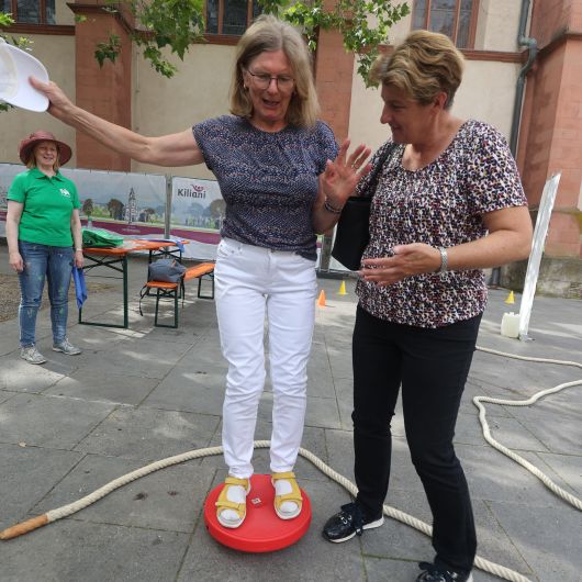 Elisabeth Stumpf (links) und Sandra Mültner aus Bad Neustadt ließen sich gern auf das Angebot zur Bewegung ein.