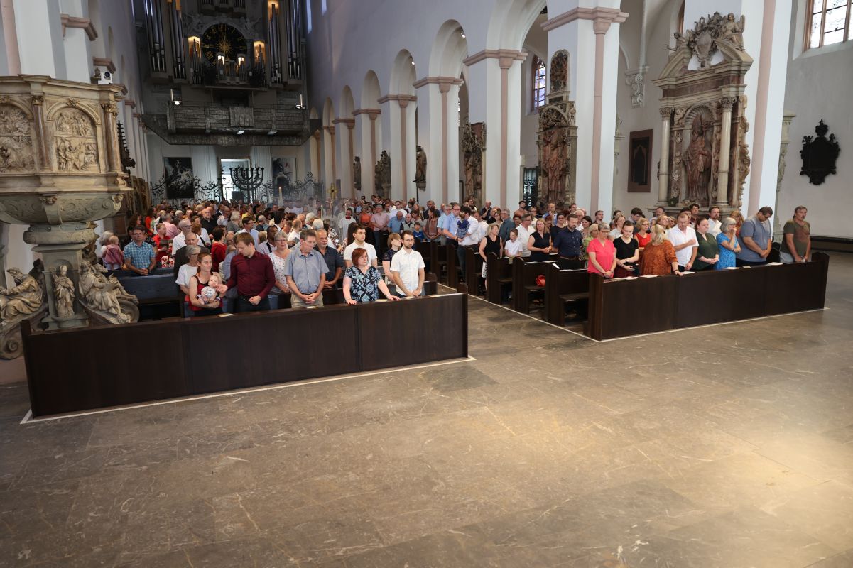 Fünf Frauen und fünf Männer hat Weihbischof Ulrich Boom am Freitagabend, 14. Juli, im Würzburger Kiliansdom als Gemeinde- beziehungsweise Pastoralreferent(inn)en beauftragt.
