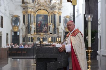 Fünf Frauen und fünf Männer hat Weihbischof Ulrich Boom am Freitagabend, 14. Juli, im Würzburger Kiliansdom als Gemeinde- beziehungsweise Pastoralreferent(inn)en beauftragt.