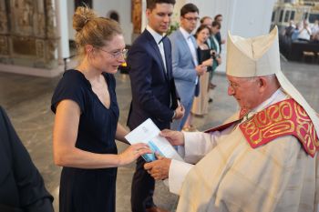 Weihbischof Ulrich Boom beauftragte Bettina Gawronski als Pastoralreferentin.