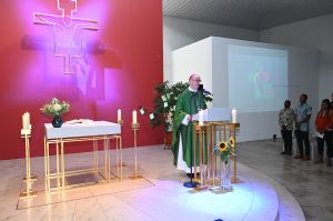Die Begrüßungsworte beim Entsendegottesdienst in der Würzburger Jugendkirche sprach Bischof Dr. Franz Jung.