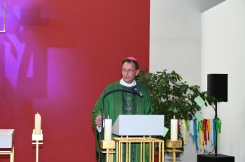 Beim Entsendegottesdienst in der Würzburger Jugendkirche predigte der Bamberger Diözesanadministrator Weihbischof Herwig Gössl.