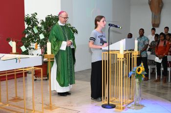 Die Fürbitten beim Entsendegottesdienst in der Würzburger Jugendkirche sprach die 16-jährige Chiara Augsten. Hinter ihr zu sehen ist Bischof Dr. Franz Jung.
