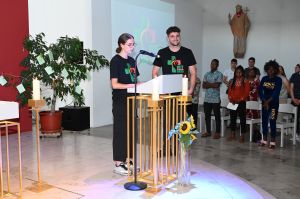 Während des Entsendegottesdienstes in der Würzburger Jugendkirche präsentierten die Ehrenamtlichen Ariane Gburek und Markus Wissel die Weltjugendtags-T-Shirts.