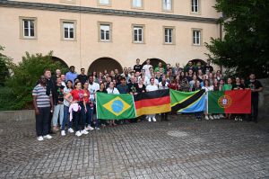Nach dem Entsendegottesdienst in der Würzburger Jugendkirche versammelten sich die rund 80 Jugendlichen und jungen Erwachsenen mit den Mitgliedern des Leitungsteams für den Weltjugendtag und den Zelebranten im Innenhof des Kilianeums.