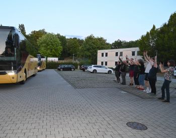 Kirchliche Mitarbeiter aus den Bistümern Bamberg und Würzburg verabschiedeten die abreisenden Weltjugendtagspilger vor dem Würzburger Kilianeum mit La-Ola-Wellen.