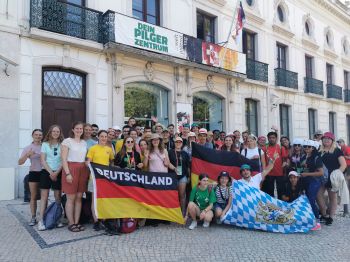 Gruppenfoto vor dem deutschen Pilgerzentrum im Goethe-Institut in Lissabon.