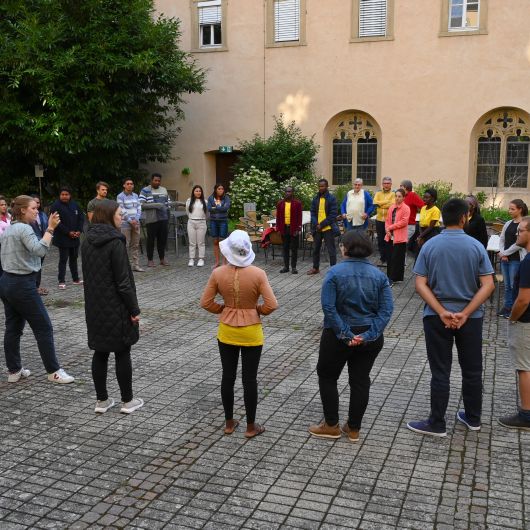 Bei einem Grillabend im Innenhof des Kilianeums blickten junge Menschen aus den Diözesen Mbinga, Óbidos und Würzburg auf ihre Erlebnisse beim Weltjugendtag zurück. Im Bild: Begrüßung der Teilnehmenden.