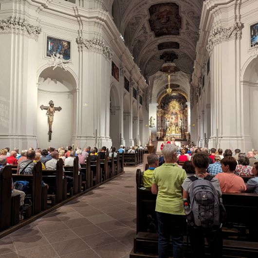 Die Wallfahrt beginnt mit der heiligen Messe im Würzburger Neumünster.