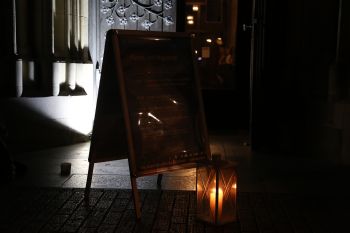 Kerzen kennzeichnen bei der "Nacht der offenen Kirchen" den Eingang zu den insgesamt 21 teilnehmenden Orten.